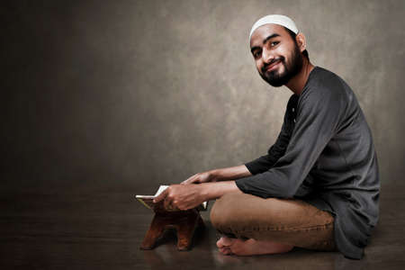 Muslim man reading holy quranの写真素材