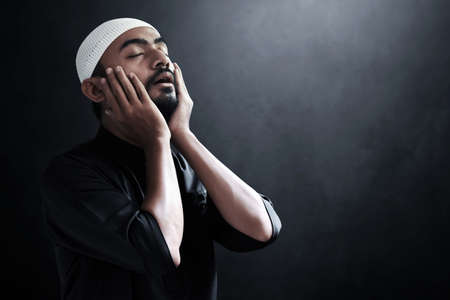 Religious asian muslim man use handphoneの写真素材