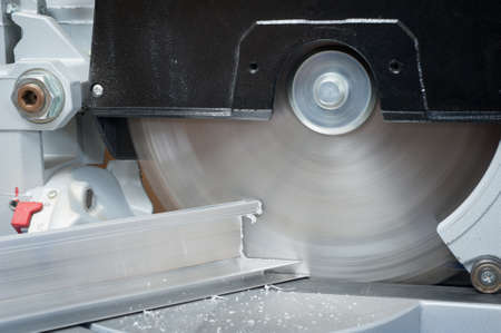 circular saw for cutting aluminum