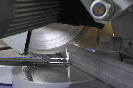 circular saw for cutting aluminum