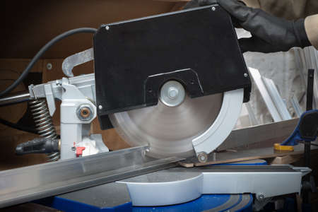 circular saw for cutting aluminum