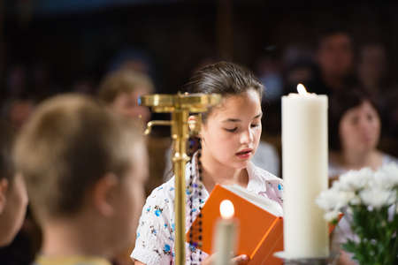 little girl reads the prayer