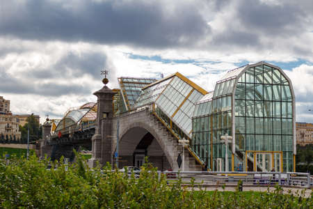 MOSCOW, RUSSIA - September 16, 2017 - Bogdana Khmelnitskogo Bridge on Moskva River in Moscowのeditorial素材