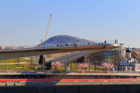 Moscow, Russia - April 15, 2018: Floating bridge in Zaryadye Park near the Moscow Kremlin. View from the embankment of Moskva Riverのeditorial素材