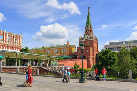 Moscow, Russia - June 03, 2018: Tourists walk on Sapozhkovaya square near Moscow Kremlin in sunny summer dayのeditorial素材