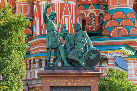 Moscow, Russia - September 30, 2018: Monument to Minin and Pozharsky on a background of walls of St. Basil's Cathedral on Red square in Moscowのeditorial素材