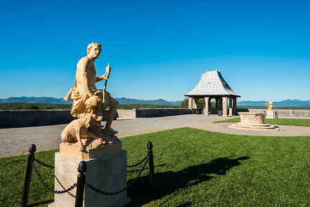 ASHEVILLE, NORTH CAROLINA OCTOBER 11: The Biltmore House and Gardens, a popular tourist attraction, built by industrialist George Vanderbilt in 1895 is America's largest home in Asheville on October 10, 2013.のeditorial素材