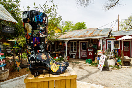 Wimberley, Texas USA - April 6, 2016: Colorful shop with artwork and vintage items on display in the small Texas Hill Country town of Wimberley.のeditorial素材