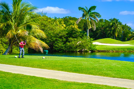Key Biscayne, FL USA - February 10, 2017: Unidentified golfer teeing off in the beautiful public Crandon Golf along Biscayne Bay.のeditorial素材