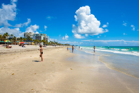 Hollywood Beach, Florida - July 6, 2017: Visitors enjoying the natural beauty of the beach in this popular tourist destination in Broward County.のeditorial素材