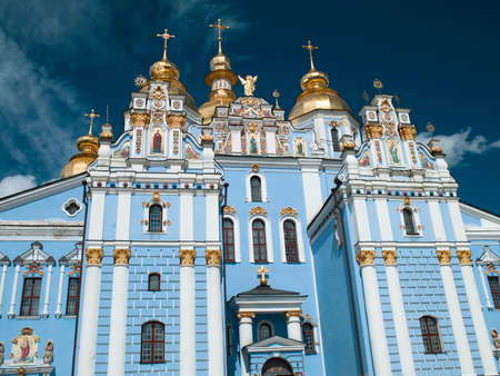 Photo Orthodox church with golden domes against a beautiful skyの写真素材