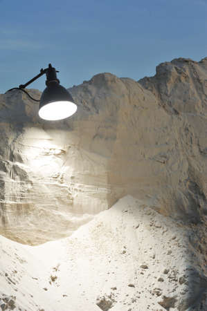 Photo white quarry sand on a background of sky and clouds