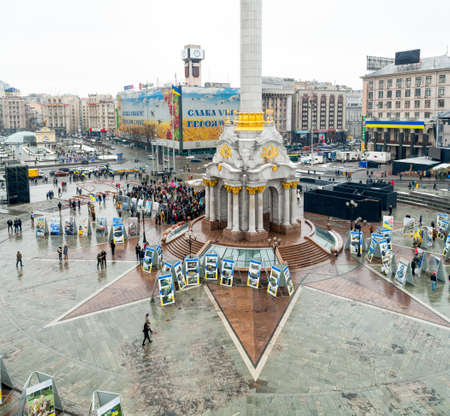 People on the Maidan are viewing photos. Kiev.のeditorial素材