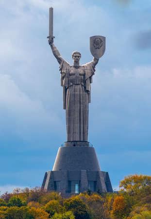Silhouette of the monument to the mother heroine in Kiev.のeditorial素材