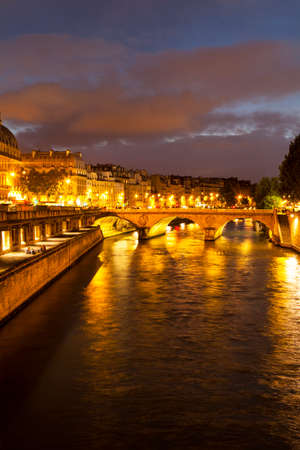 PARIS, FRANCE - JULI 11, 2014: Night view of river Seine at night. Paris, France.のeditorial素材