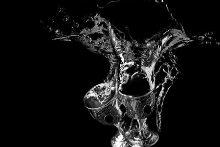 Glasses and splashes falling into the waterの写真素材