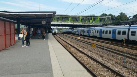 People waiting at Alvsjo railroad station Stockholmの素材