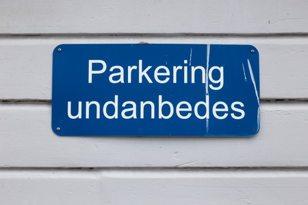 Blue sign with white text in Swedish , Do not park.
