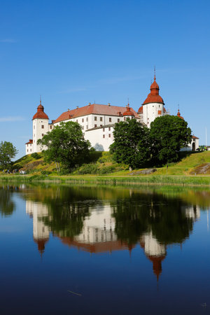 View of the medieval Swedish Lacko castle with its reflection in the lake.のeditorial素材