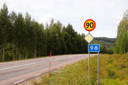Primary road number 98 with speed limit 90 kmh.