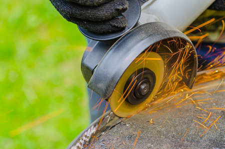 Metal grinding machine with sparks