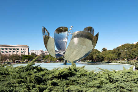 The Floralis Generica is a metal sculpture in the square of the United Nations and was designed from Eduardo Catalanoのeditorial素材