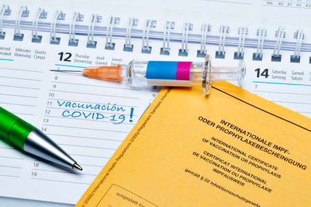 Calendar with one day for COVID-19 vaccination and vaccination certificate (in Spanish)の写真素材