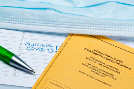 Calendar with one day for COVID-19 vaccination and vaccination certificate (in Spanish)の写真素材