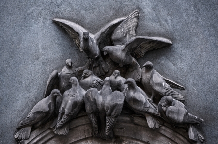 Sculpture pigeons の写真素材