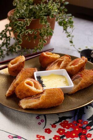 Cheeskani, queso con kanikama (cangrejo) servido con salsa. DecoraciÃ³n con plantas. Vista superiorの写真素材