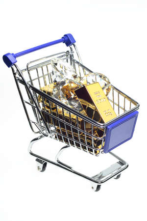 In a shopping basket are six gold bars and three diamonds の写真素材