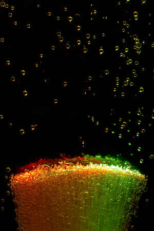 Optical fibers with gas bubbles are dipped in mineral water.