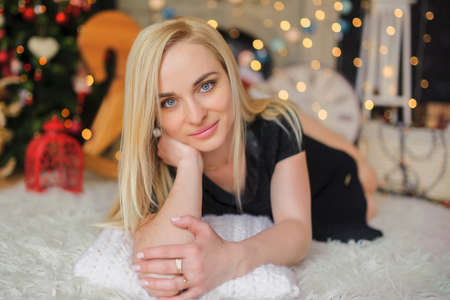 Waiting for Christmas. The girl waiting for a holiday has leaned the elbows for hours. New Year Peopleの写真素材