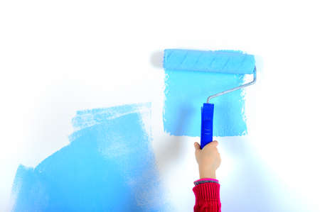 repair in the house, the girl paints the wall trying to get it as high as possible
の写真素材