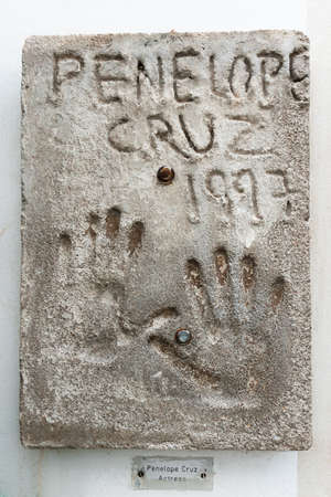 Print in a concrete tablet of Penelope Cruz her hands. The tablet is mounted on the outside wall of the Palacio Hotel in  Dのeditorial素材