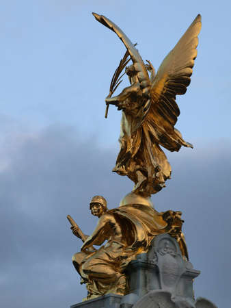 buckingham palace statue and decoration in londonの写真素材
