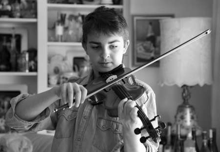 The boy playing the violinのeditorial素材
