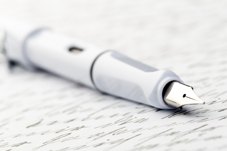white fountain pen on letterの写真素材