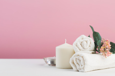 Spa still life with aromatic candles, flower and towel. - Imageの写真素材