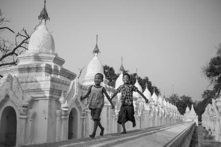 MANDALAY, MYANMAR-MAY 1 :  boy novice front temple at Hsinbyume pagoda temple onMAY 1, 2013 in Mandalay, Myanmarのeditorial素材