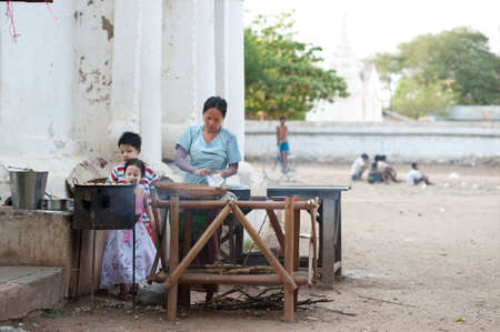 BAGAN, MYANMAR - MAY 3 : Female vendor makes a noodle for client in bagan morning market on May 3 ,2013 in Bagan, Myanmar.のeditorial素材