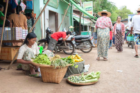 Mandalay, Myanmar - 5 MAY 2015 . Buyer select their goods in the market.のeditorial素材