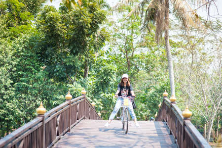 BANGKOK, THAILAND - February 19, 2017 : A young asian woman / traveller with riding road bike at Sri Nakhon Khuean Khan Park in Thailandのeditorial素材