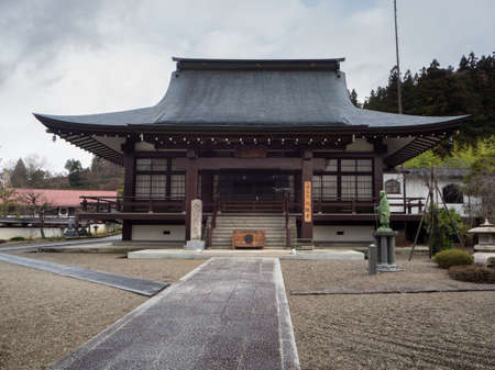 KYOTO, JAPAN - December 20 2016: Tourists wander a famous street, Sannen-Zaka, in Kyoto on December 20 2016. The street is located in the heart of Kyoto attractionsのeditorial素材