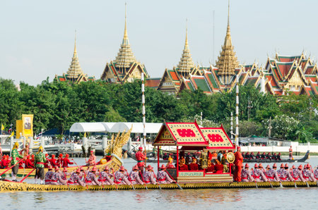 BANGKOK,THAILAND-NOVEMBER 9:Decorated barge parades past the Grand Palace at the Chao Phraya River during Fry the Kathina ceremony cloth of Royal Barge Procession on Nov. 9, 2012 in Bangkok,Thailandのeditorial素材