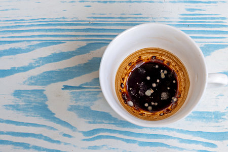 This is an image of a cup of coffee with a creamy layer on topの写真素材