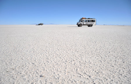 Tourists on the Uyuni salt flats dried up salt lake in Altiplanoのeditorial素材