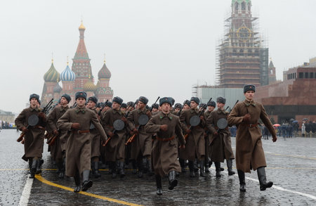 Russian soldiers in the form of the Great Patriotic War at the parade on Red Square in Moscow.のeditorial素材