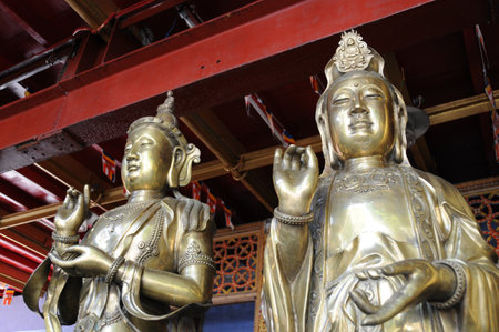 Set of Buddha statues and small stupas in Gangaramaya temple,のeditorial素材