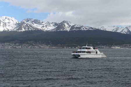 The Beagle channel separating the main island of the archipelago of Tierra del Fuego and lying to the South of the island.のeditorial素材